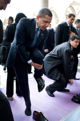 obama-mosque taking his shoe